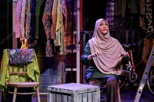 PEMENTASAN TEATER CIK ROS