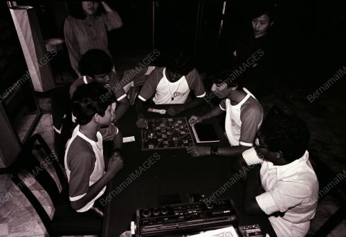 KL04_22111980_SNAKESLADDERS