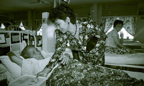 HAMIDAH SAMPAI SUMBANGAN HARI RAYA DI HOSPITAL BESAR