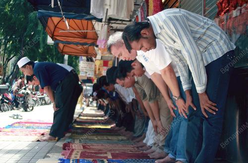 SOLAT JUMAAT DI KAKI LIMA