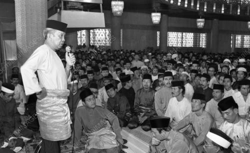 KL04_23072015_AGONG_SOLAT