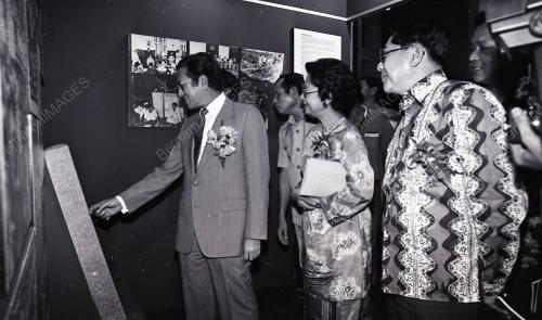 DR. MAHATHIR BIN MOHAMAD