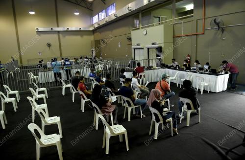 PUSAT VAKSINASI DAN PROGRAM VAKSINASI BERGERAK