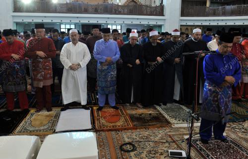 KL04_25062017_AGONG_SOLAT