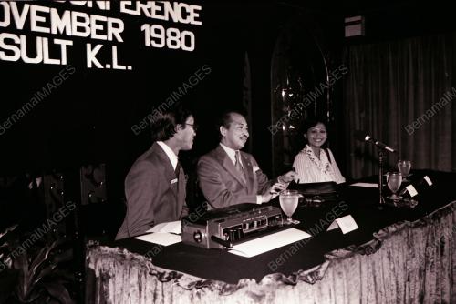 PAKAIAN SEKOLAH BARU