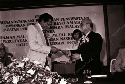 MENANDATANGANI PERJANJIAN