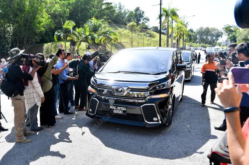 AHLI PARLIMEN MEMASUKI PERKARANGAN ISTANA