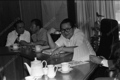 LEE SAN CHOON MEET TRANSPORT OPERATORS AT HIS OFFICE