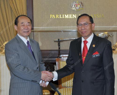 TAN SRI ABU ZAHAR UJANG