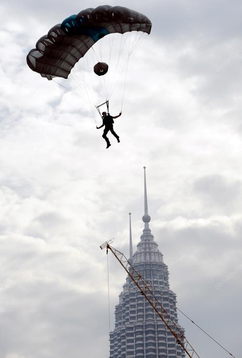 BASE JUMP