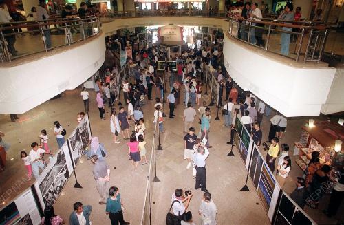 ORANG RAMAI DI PAMERAN