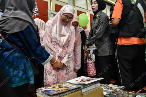 DATUK SERI DR WAN AZIZAH WAN ISMAIL