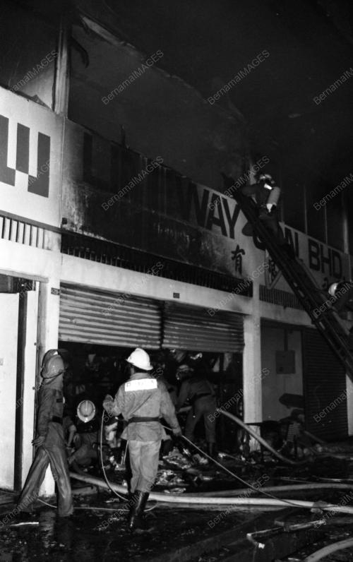 KL05_01092015_KEBAKARAN_KEDAI