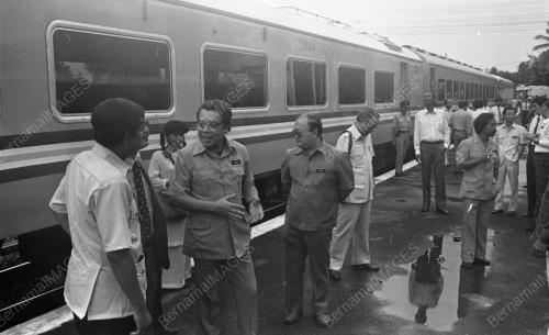 KL05_03032015_KERETA_API