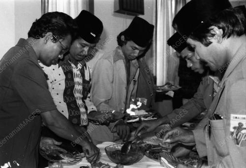 PEMUDA-PEMUDI INDONESIA