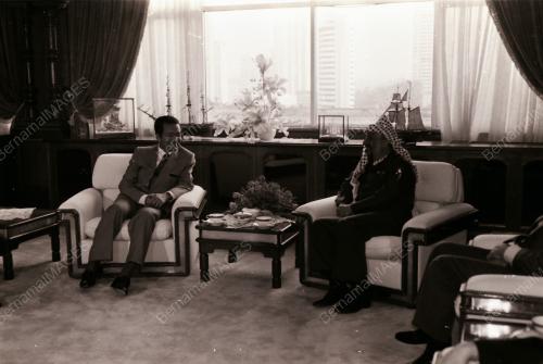 YASSER ARAFAT LAWAT PEJABAT PERDANA MENTERI