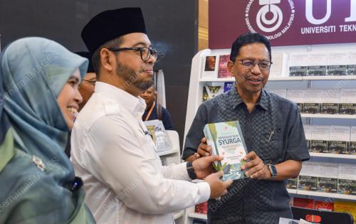 DATUK SERI DR ZAINI UJANG
