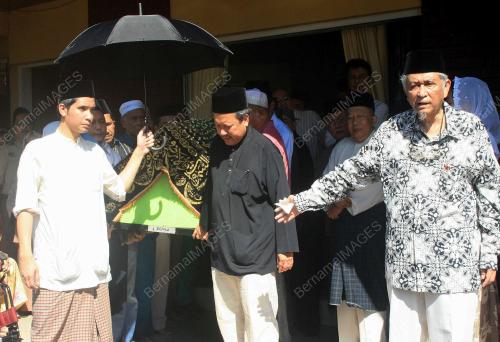 AZMI KAMARUDDIN