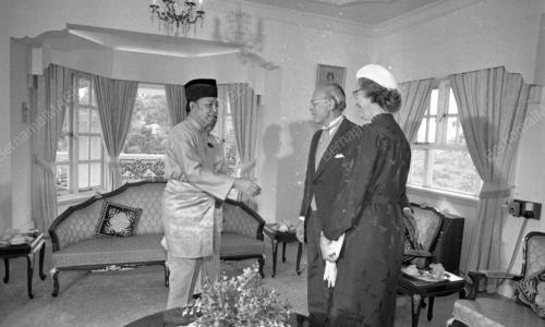KL05_06022015_PENYERAHAN_SURAT_TAULIAH