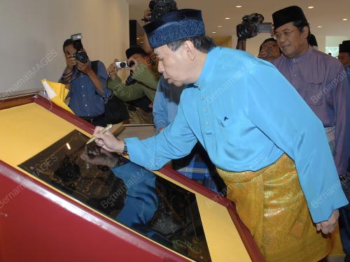 SULTAN SHARAFUDDIN IDRIS SHAH