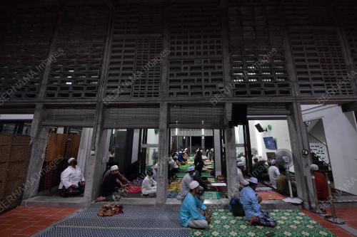 REKA BENTUK TROPICAL BRUTALISM TARIKAN MUSALLA AL-ABRAR