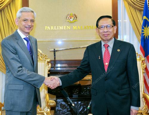 TAN SRI ABU ZAHAR UJANG