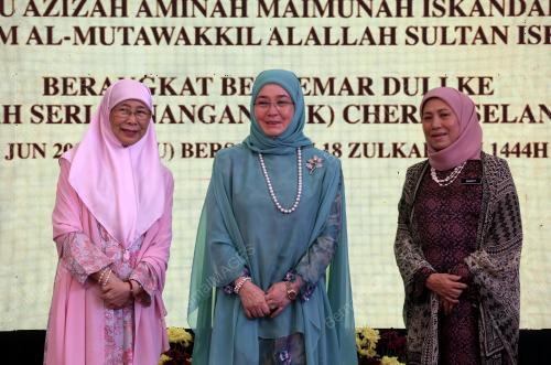TUNKU AZIZAH AMINAH MAIMUNAH ISKANDARIAH