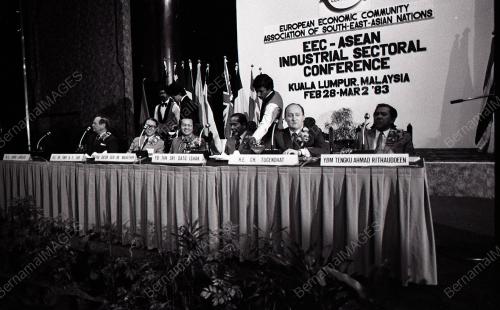 KL05_08012015_PM_BUSINESS_CONFERENCE