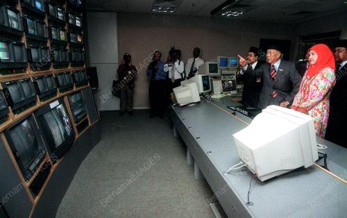 AGONG DAN PERMAISURI MELAWAT ASTRO