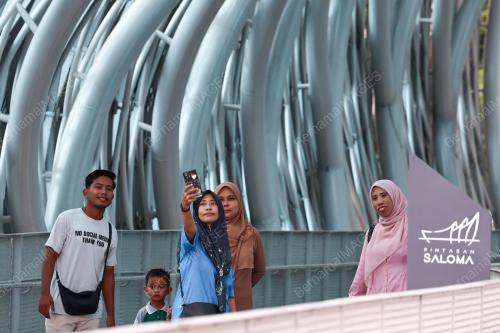 TINJAUAN PELANCONG TEMPATAN DAN LUAR NEGARA