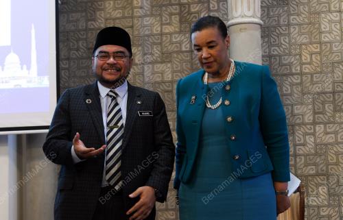 DATUK SERI DR MUJAHID YUSOF RAWA