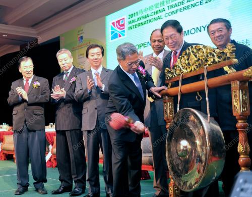 DATUK SERI MUSTAPA MOHAMED