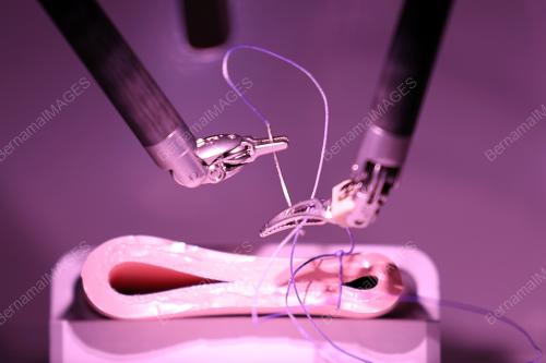 SISTEM PEMBEDAHAN ROBOTIK DA VINCI SI GENERASI KE-4