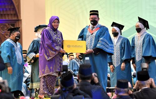 TUNKU AZIZAH AMINAH MAIMUNAH ISKANDARIAH
