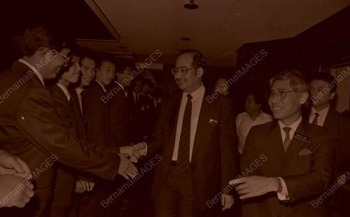 KL05_140690_SERAH_BENDERA
