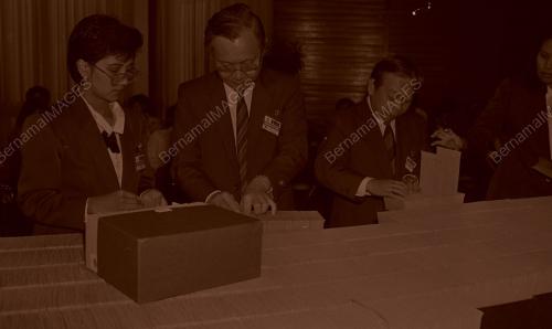 KL05_150390_BALLOTING