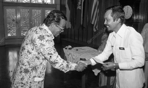 KL05_16012015_PENYAMPAIAN_HADIAH