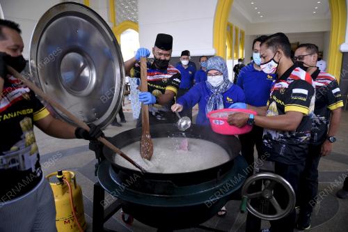 TUNKU HAJAH AZIZAH AMINAH MAIMUNAH ISKANDARIAH
