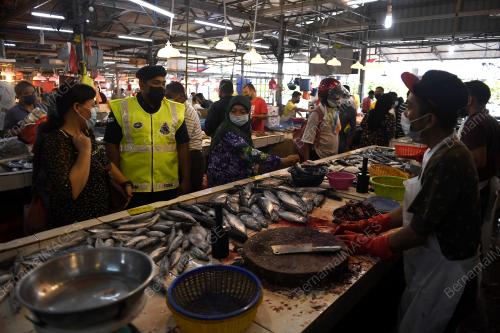 TINJAUAN PENGGUNA DI PASAR