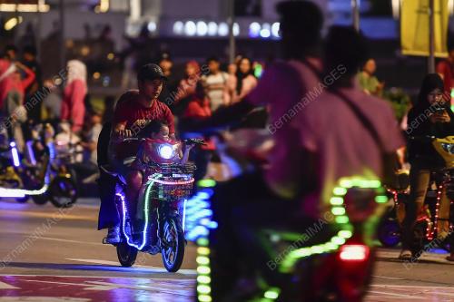 ORANG RAMAI CUTI HUJUNG MINGGU