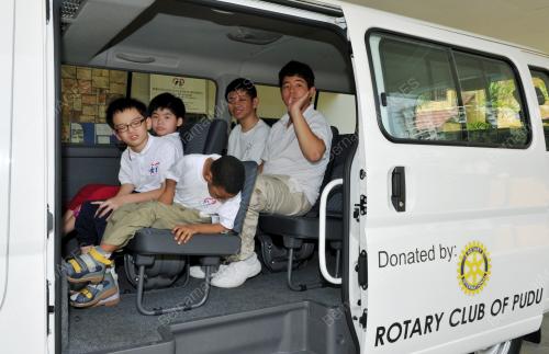 KL05_17042012_ROTARY_CLUB_VAN
