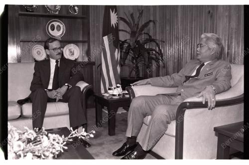 UNCHR REPRESENTATIVE CALLS ON FOREIGN MINISTER