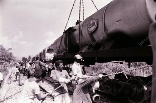 KERETAPI BARANG BERLANGGAR