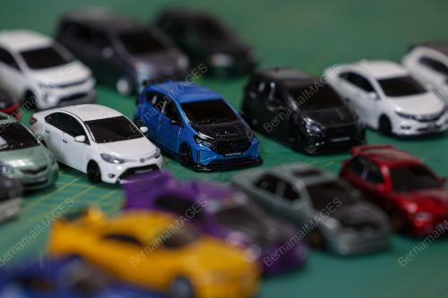 JURUTEKNIK BERKARYA MELALUI KERETA MINIATUR BERSKALA 1:64