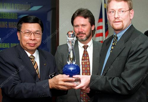 LAW HIENG DING TERIMA PIALA PERD