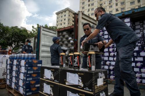 SINDIKET PENYELUDUPAN MINUMAN KERAS DI PELABUHAN KLANG