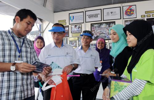 DATUK DR ROSLI MOHAMED