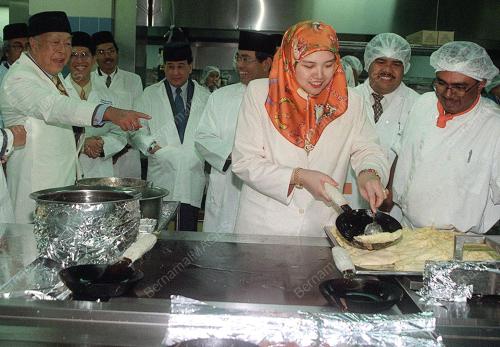 PERMAISURI AGONG CUBA MEMASAK.
