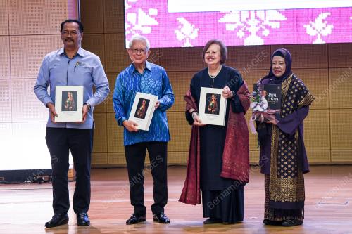 TAN SRI DR ZETI AKHTAR AZIZ