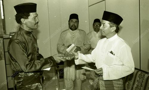 DR YUSOF NOR SAMPAIKAN BANTUAN KEPADA FAKIR MISKIN